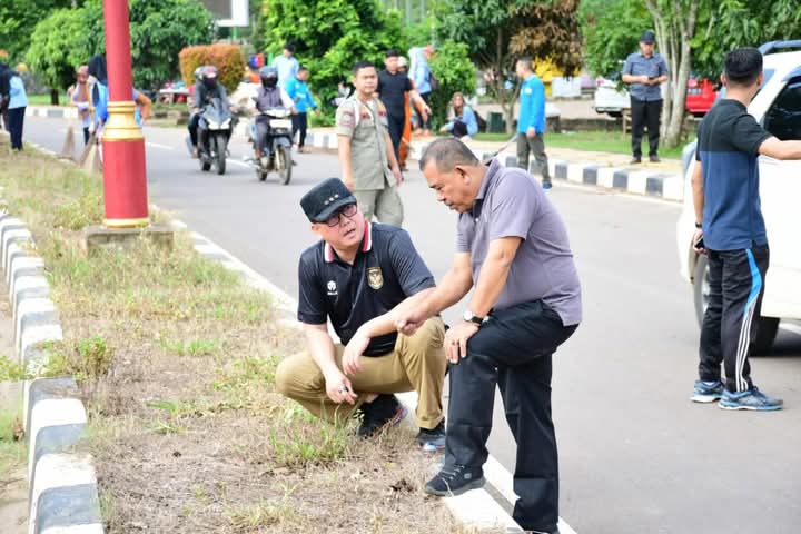 Pj. Bupati saat pimpin bersi-bersih di taman kota Pangkalan Balai